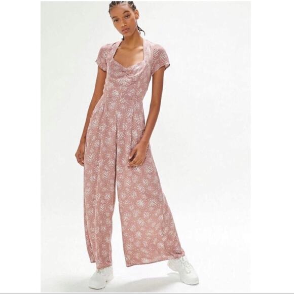 Urban Outfitters Kerriann blush pink floral print wide leg jumpsuit size Medium - Picture 1 of 16